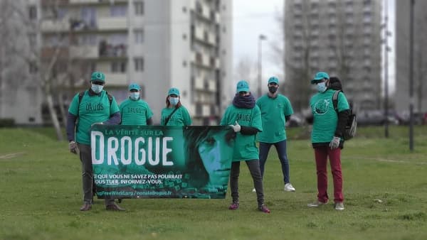 Bénévoles faisant de la prévention sur la drogue en banlieue parisienne